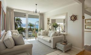 普利登堡湾Ocean Watch Guest House的带沙发和大窗户的客厅