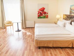 柏林金郁金香克佩尼克北欧酒店 的一间卧室配有一张床和一张桌子