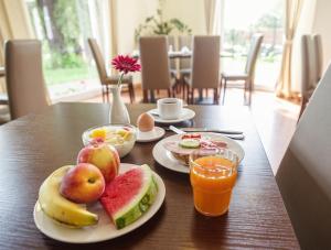 柏林金郁金香克佩尼克北欧酒店 的一张桌子,上面放两盘水果和橙汁