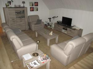 里提Vakantieverblijf-Beestenboel的带沙发和电视的客厅
