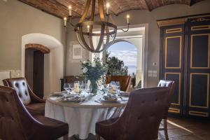 布奇内Il Verreno的一间带桌子和吊灯的用餐室