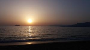 卡米拉日埃莱尼别墅酒店的海滩上的日落和日落