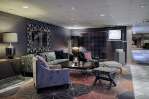 阿斯克尔松恩会议酒店的大堂配有沙发、椅子和电视