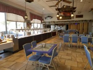 怀尔德伍德海滩露台汽车旅馆的一间配备有蓝色桌子和椅子的用餐室