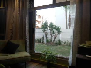 亚历山大Luxury Mamoura Alexandria Apartment的享有棕榈树景致的窗户