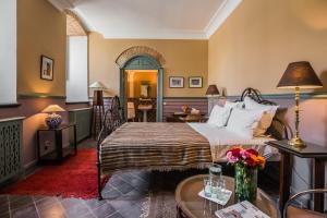 杰迪代伊格莱西亚酒店的一间卧室设有一张床和一间客厅。