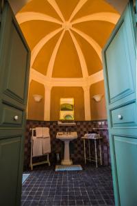杰迪代伊格莱西亚酒店的一间带水槽和大型天花板的浴室