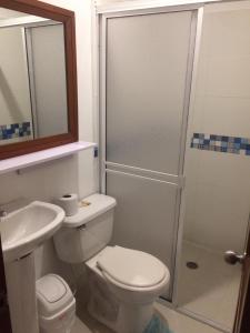 圣玛尔塔Brizzamar Hotel的浴室配有卫生间、盥洗盆和淋浴。