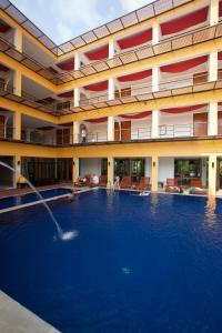象岛克利勒度假酒店的大楼前设有大型游泳池的酒店