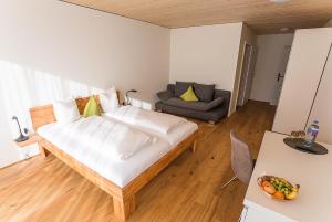 哈德Gästehaus Gritsch的小房间设有床和沙发