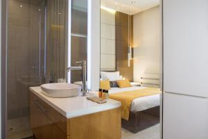 贝尔格莱德多米尼克精致豪华套房 - 特拉孜耶旅馆的一间带水槽和床的浴室