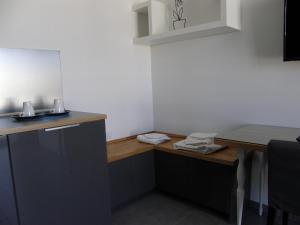 阿夸维瓦德莱丰蒂B&B Via Roma 15的厨房配有木台面和桌子