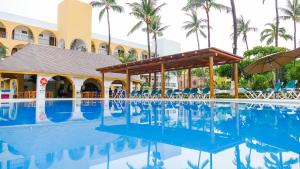 瓜亚比托斯科斯塔阿莱格里酒店及套房的度假酒店的游泳池配有椅子和遮阳伞