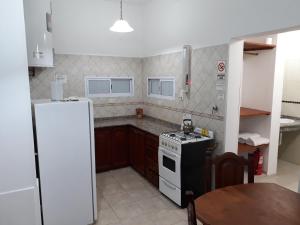 奇莱西托卡巴那玛蒂娜酒店的小厨房配有炉灶和冰箱