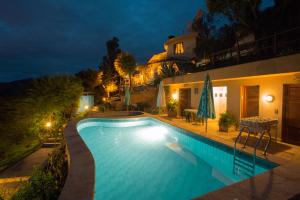 塔里哈拉帕萨莉亚酒店的夜间在房子前面的游泳池