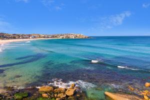 悉尼邦迪海滩村旅舍的享有岩石海滩和大海的景色
