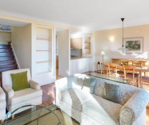 波高尔宾赛普拉斯湖盛橡度假酒店的带沙发的客厅和用餐室
