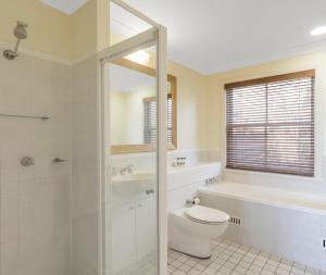 波高尔宾赛普拉斯湖盛橡度假酒店的浴室配有卫生间、浴缸和水槽。