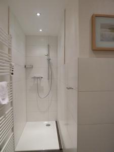 兰河畔马尔堡斯图幕贝勒斯塔尔酒店的白色的浴室设有玻璃门淋浴