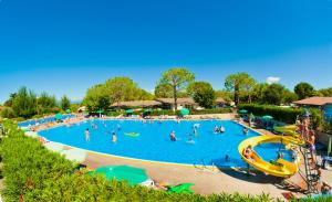 巴多利诺西萨诺露营酒店 - 圣维托的一群人在水上公园的游泳池里