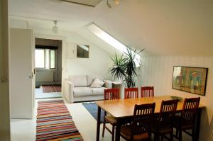 里希迈基Petsamo Apartment的客厅配有木桌和椅子