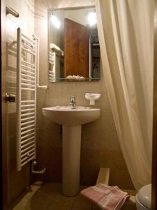 米西姆纳莫利沃斯沃酒店的一间带水槽、镜子和淋浴的浴室