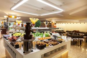 罗列特海岸夏恩公园酒店的餐厅内供应水果和蔬菜自助餐