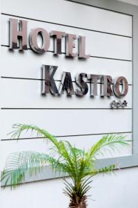海若克利欧卡斯特罗酒店的挂在墙上的带有植物的卡亚旅馆标志