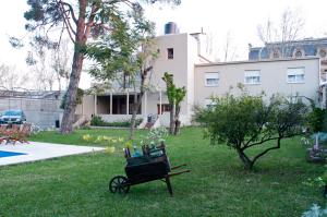 派桑杜帕皮罗斯酒店的坐在房子前面的草上的小车