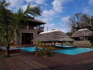 ManguziKosi Bay Lodge的一座带游泳池和大楼的度假村