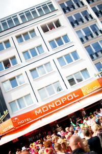 汉堡莫纳帕尔城市酒店的站在一座建筑前面的一群人