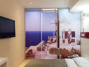 台北東驛商務旅館的客房设有滑动玻璃门,享有海景。
