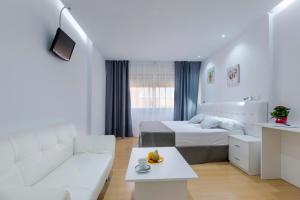 马德里Boutique Urban Madrid Serrano的白色的客房配有床和沙发
