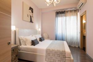 罗马蓝莓住宿加早餐酒店的白色的卧室设有床和窗户