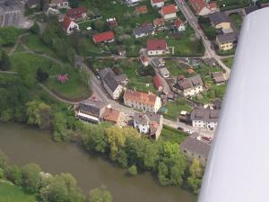 尤登堡Hotel-Gasthof Restaurant Murblick的河流旁城镇的空中景观