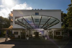 欧普菲康Apart-Hotel Zurich Airport的前面有玻璃篷的建筑