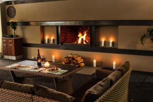 切尔尼戈夫RiverSide- Restaurant, Hotel, Beach的客厅设有壁炉、桌子和椅子