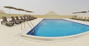 多哈公园酒店的一个带躺椅的大型游泳池