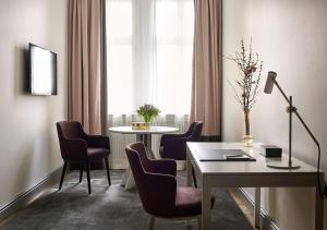 斯德哥尔摩斯德哥尔摩大酒店的客房设有桌椅和窗户。