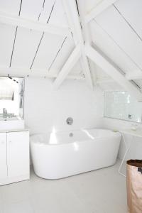开普敦住宿度假屋的白色的浴室设有浴缸和水槽。