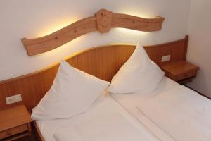 伦茨基希阿德勒博斯特酒店的一间卧室配有一张带两个枕头的床