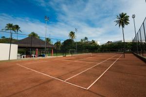 嘎林海斯港Marulhos Suítes Resort by MAI的一座棕榈树环绕的网球场