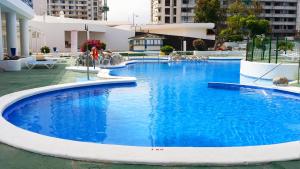 阿德耶Paraiso del Sur的大楼里一个蓝色的大泳池