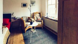胡苏姆Das Blaue Haus的客厅,客厅的狗坐在椅子和桌子上