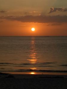珍南海滩兰卡威纳斯维拉利亚旅馆的海滩上的日落和日落