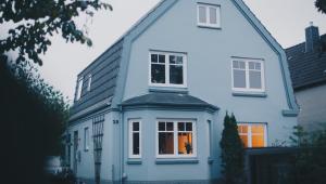 胡苏姆Das Blaue Haus的蓝色的房子,旁边设有一个窗户