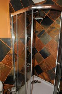科尔切斯特Nukakamma River Guesthouse的浴室里设有玻璃门淋浴