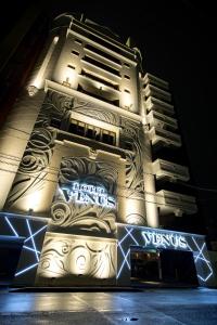 名古屋Hotel Venus Neo的建筑的侧面有标志