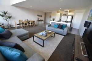 奥克兰埃普索姆公寓的客厅配有沙发和桌子