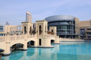 迪拜宜必思世贸中心酒店的一座建筑前面有水池